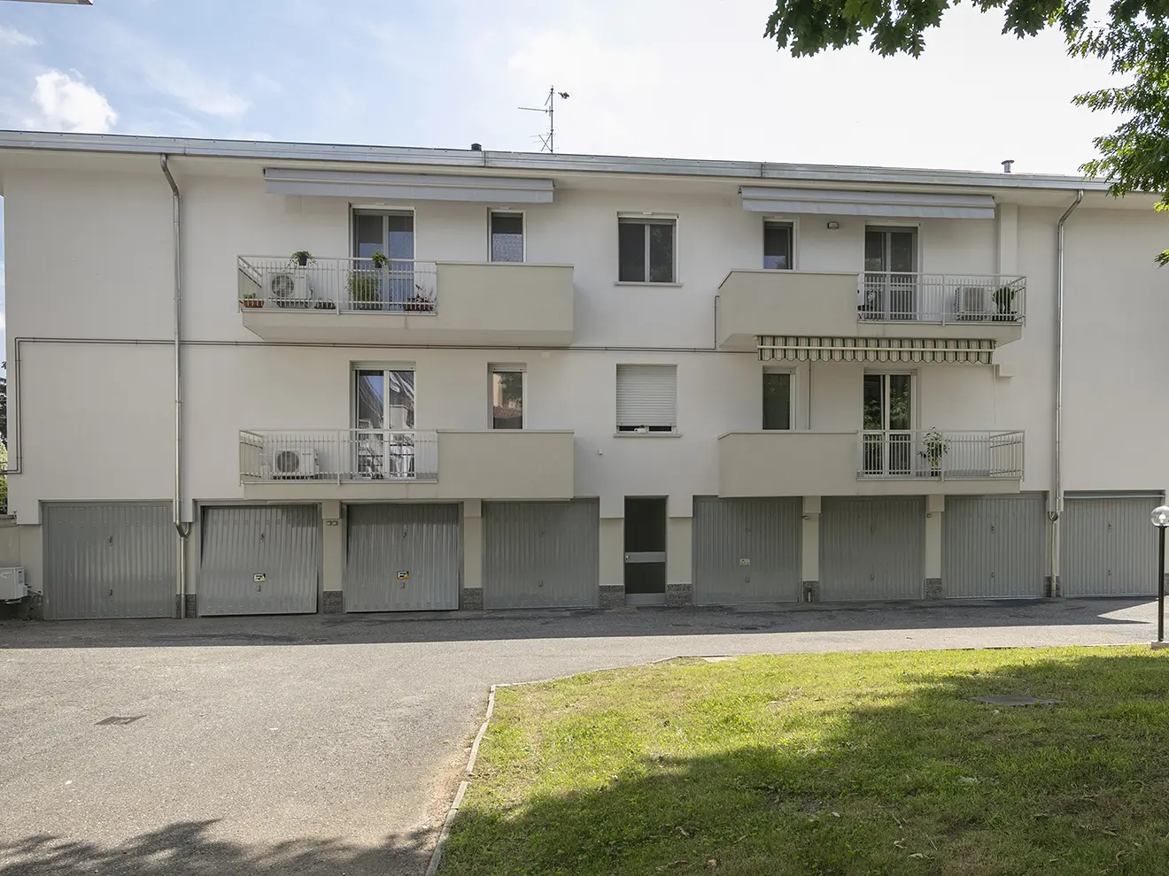 Efficientamento Energetico e Bonus Caldaia - Interventi Effettuati: Isolamento a cappotto, sostituzione di serramenti e tapparelle e portoncini di ingresso, sostituzione impianto di climatizzazione invernale centralizzato, installazione tende da sole.