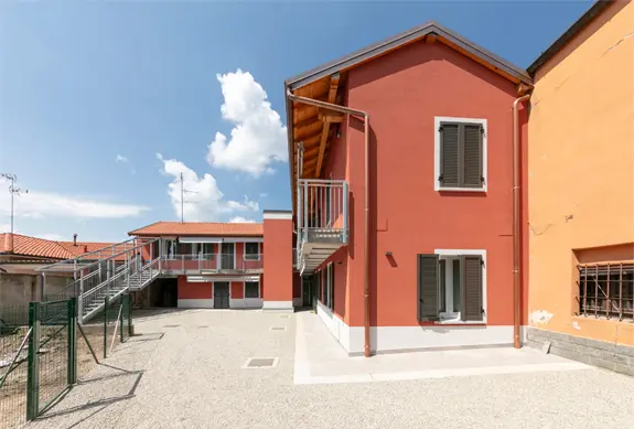Interventi Effettuati: Isolamento a cappotto, sostituzione di serramenti e tapparelle, sostituzione impianti di climatizzazione invernale autonomi, installazione tende da sole. Interventi di superamento barriere architettoniche.