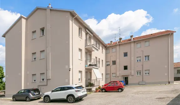Interventi Effettuati: Isolamento a cappotto, sostituzione di serramenti e tapparelle e portoncini di ingresso, sostituzione impianti di climatizzazione invernale centralizzato con aggiunta della building automation, installazione tende da sole.