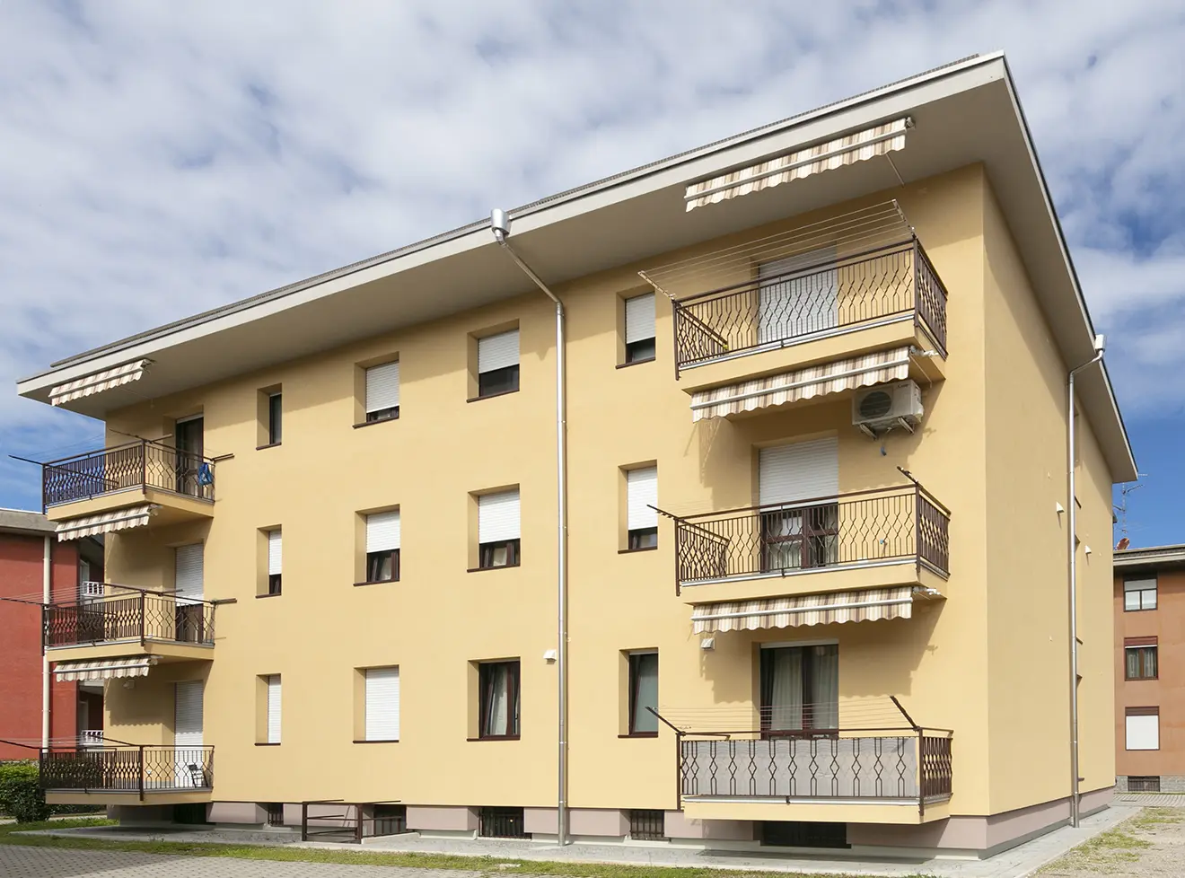 Bonus Rifacimento Facciate - Interventi Effettuati: Isolamento a cappotto, sostituzione di serramenti e tapparelle, sostituzione impianti di climatizzazione invernale autonomi, installazione tende da sole.